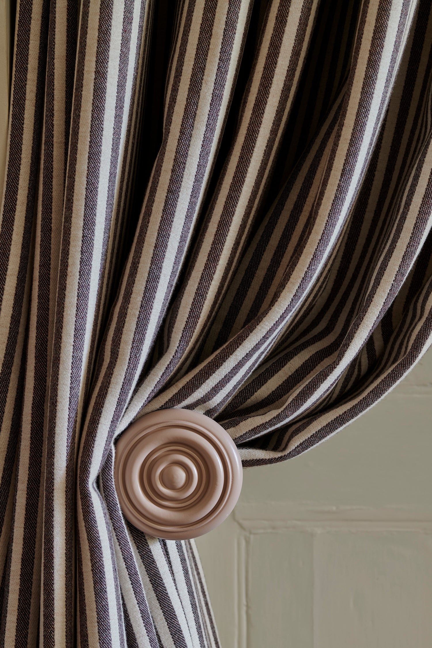 Classic Wooden Hold Back (Single) Blush